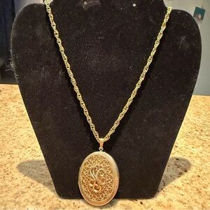 vintage 1970s Sarah Coventry gold-tone filigree oval locket necklace